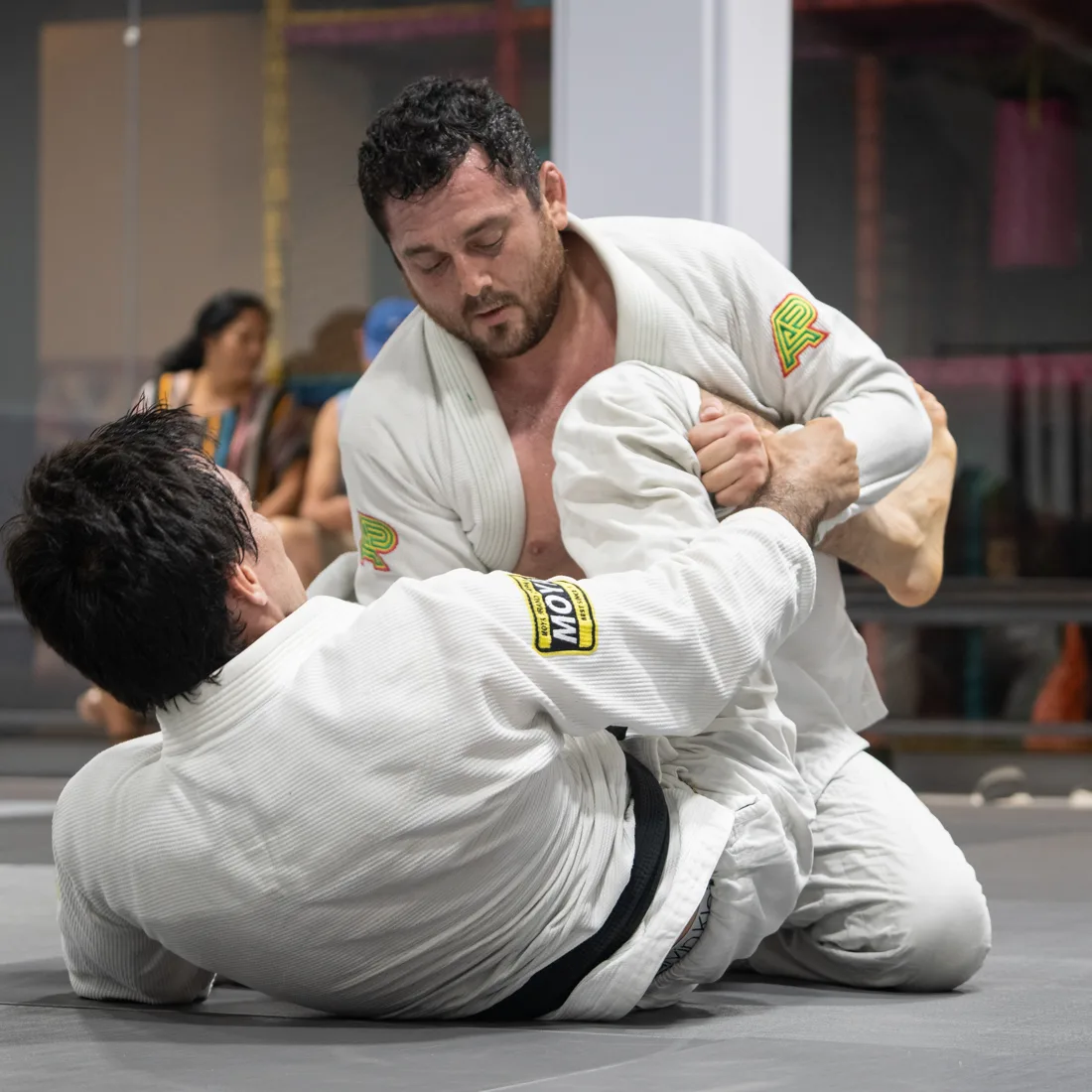 Dos alumnos de APEX con kimono blanco trabajando guardia