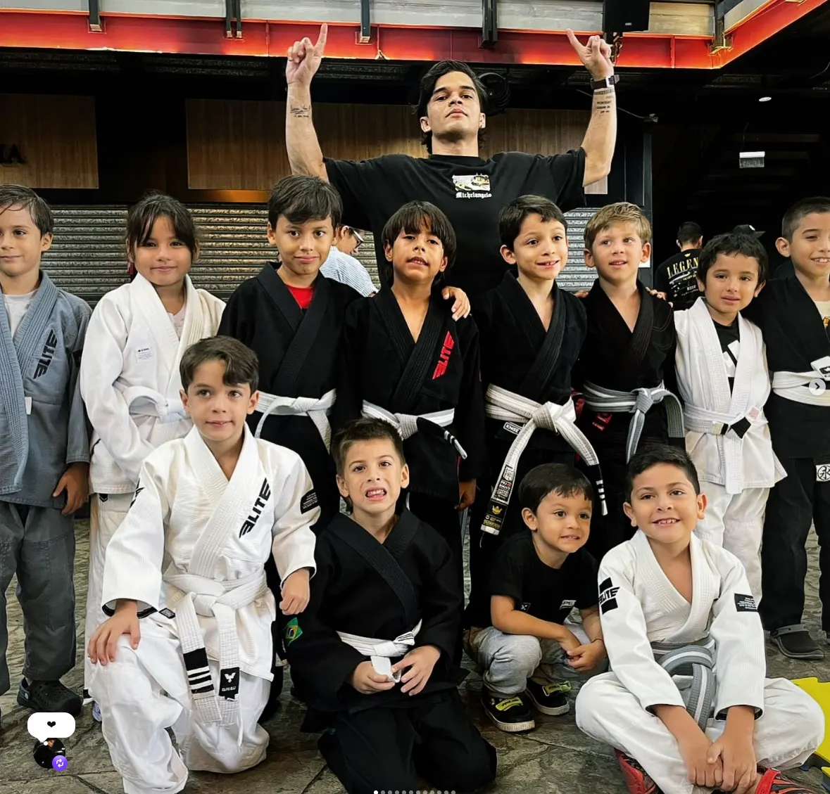 Equipo de niños de APEX con kimonos celebrando juntos