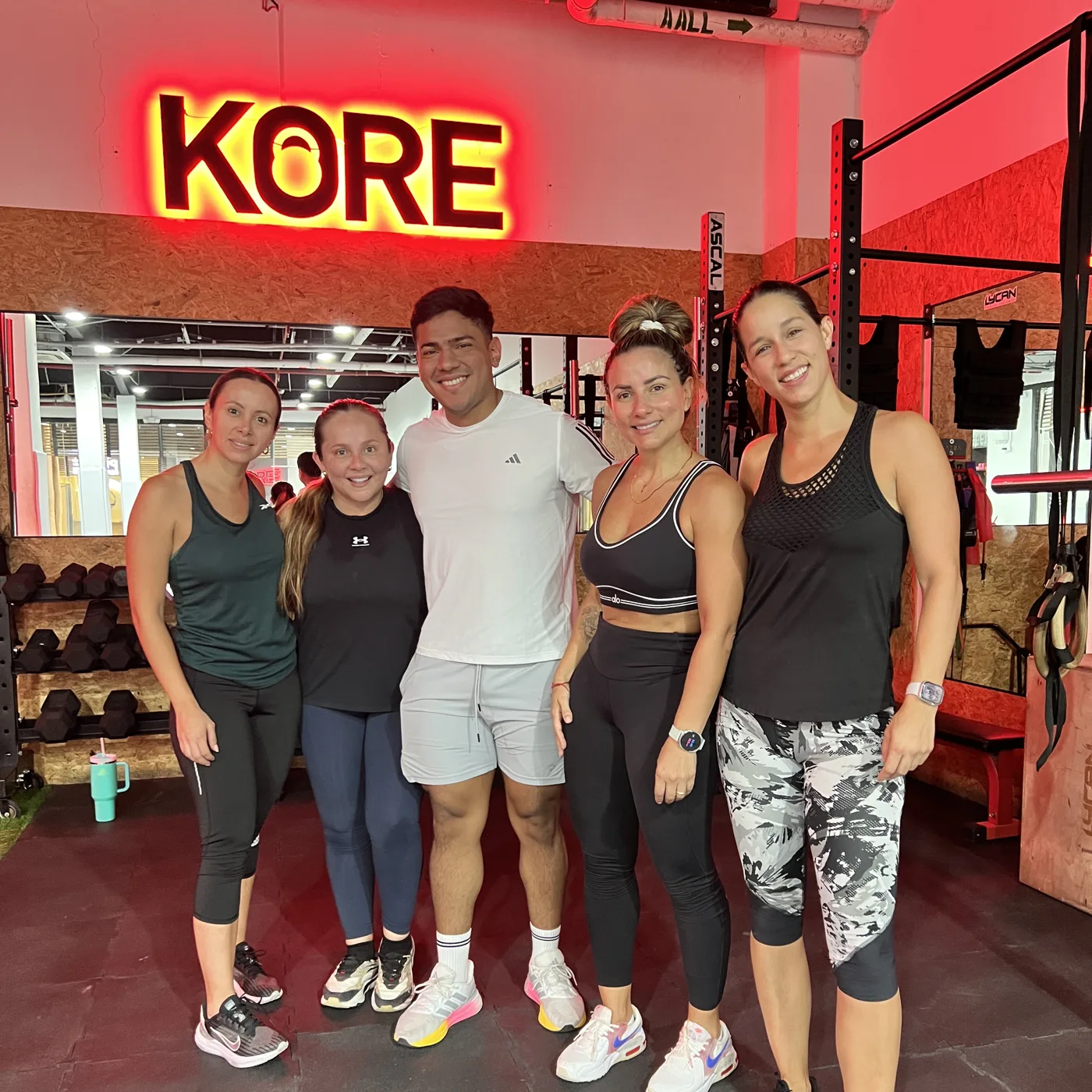 Alumnas de KORE de distintas edades con su coach